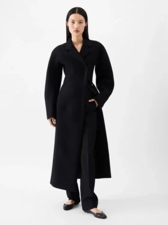 The Curvo coat Round-shoulder coat The Curvo coat Round-shoulder coat