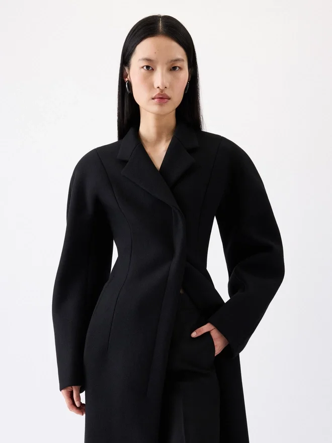 The Curvo coat Round-shoulder coat The Curvo coat Round-shoulder coat