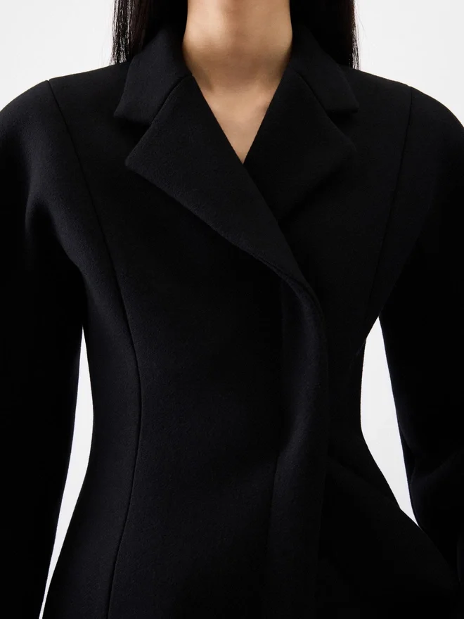 The Curvo coat Round-shoulder coat The Curvo coat Round-shoulder coat
