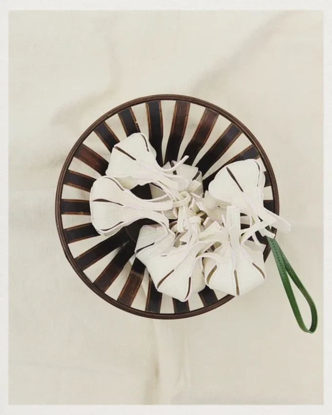 The garlic Origami garlic-shaped bag charm The garlic Origami garlic-shaped bag charm