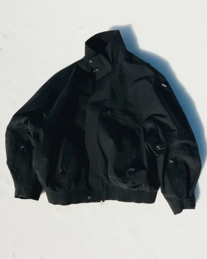 The Gore-Tex jacket Jacquemus + Nike 2-in-1 Gore-Tex jacket – Jacquemus + Nike collaboration The Gore-Tex jacket Jacquemus + Nike 2-in-1 Gore-Tex jacket – Jacquemus + Nike collaboration