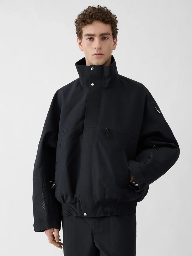The Gore-Tex jacket Jacquemus + Nike 2-in-1 Gore-Tex jacket – Jacquemus + Nike collaboration The Gore-Tex jacket Jacquemus + Nike 2-in-1 Gore-Tex jacket – Jacquemus + Nike collaboration