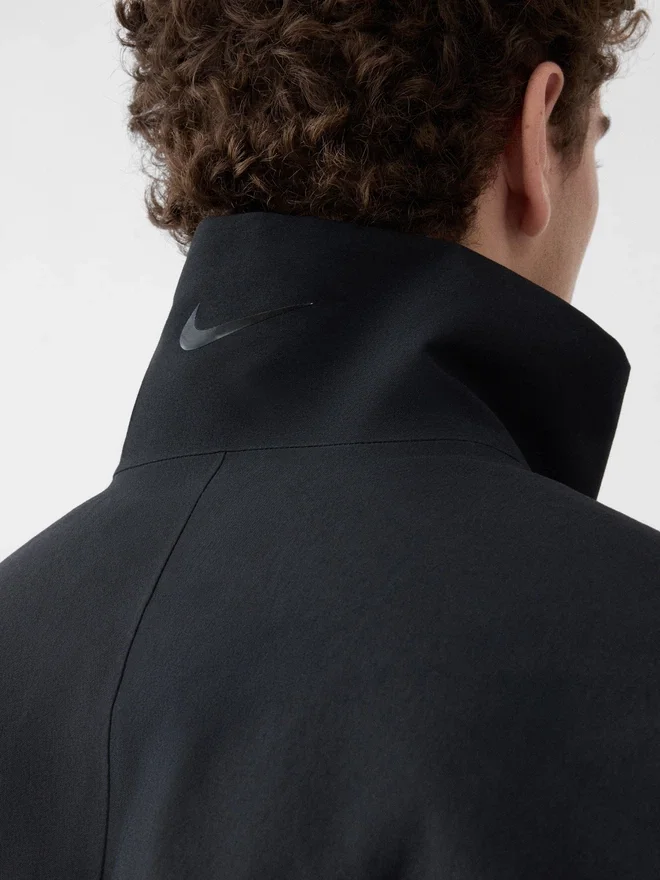 The Gore-Tex jacket Jacquemus + Nike 2-in-1 Gore-Tex jacket – Jacquemus + Nike collaboration The Gore-Tex jacket Jacquemus + Nike 2-in-1 Gore-Tex jacket – Jacquemus + Nike collaboration