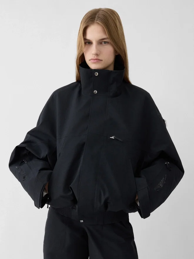 The Gore-Tex jacket Jacquemus + Nike 2-in-1 Gore-Tex jacket – Jacquemus + Nike collaboration The Gore-Tex jacket Jacquemus + Nike 2-in-1 Gore-Tex jacket – Jacquemus + Nike collaboration