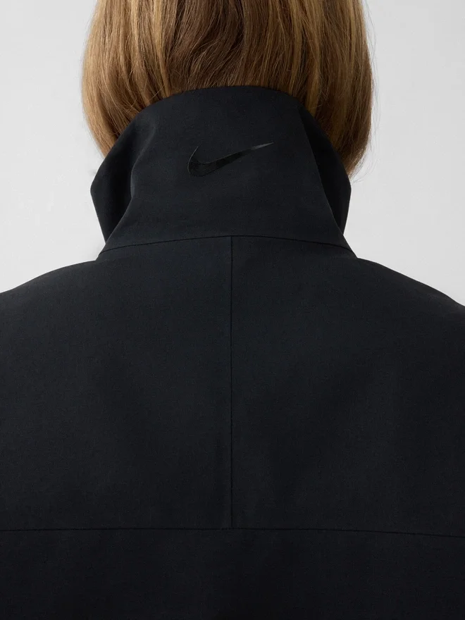 The Gore-Tex jacket Jacquemus + Nike 2-in-1 Gore-Tex jacket – Jacquemus + Nike collaboration The Gore-Tex jacket Jacquemus + Nike 2-in-1 Gore-Tex jacket – Jacquemus + Nike collaboration