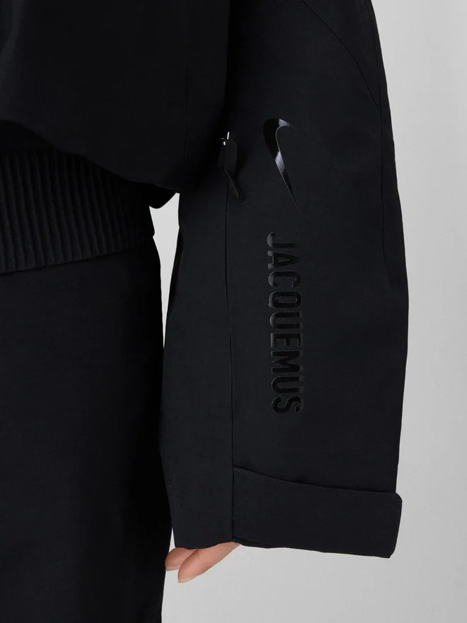 The Gore-Tex jacket Jacquemus + Nike 2-in-1 Gore-Tex jacket – Jacquemus + Nike collaboration The Gore-Tex jacket Jacquemus + Nike 2-in-1 Gore-Tex jacket – Jacquemus + Nike collaboration