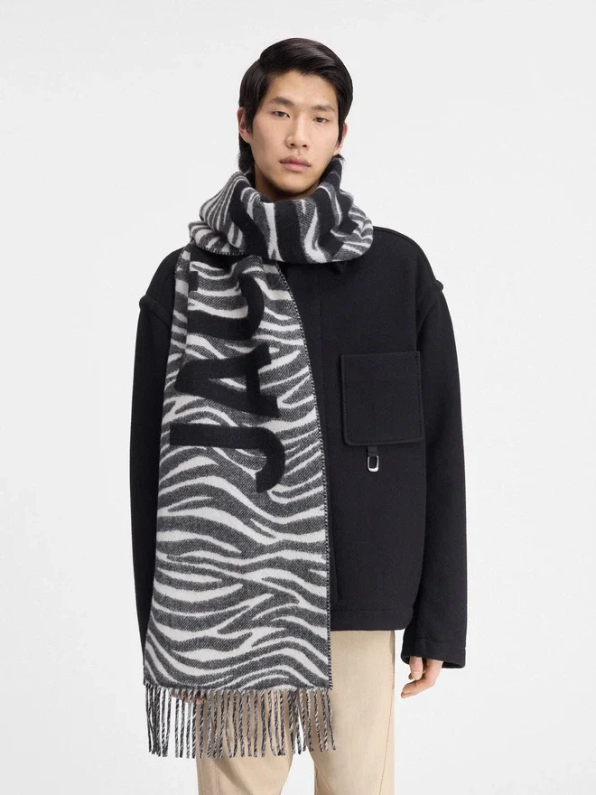 The Jacquemus scarf Fringe logo scarf The Jacquemus scarf Fringe logo scarf