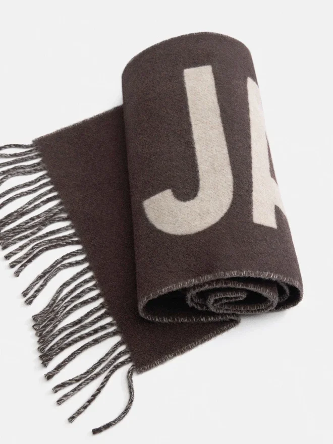 The Jacquemus scarf Fringe logo scarf The Jacquemus scarf Fringe logo scarf