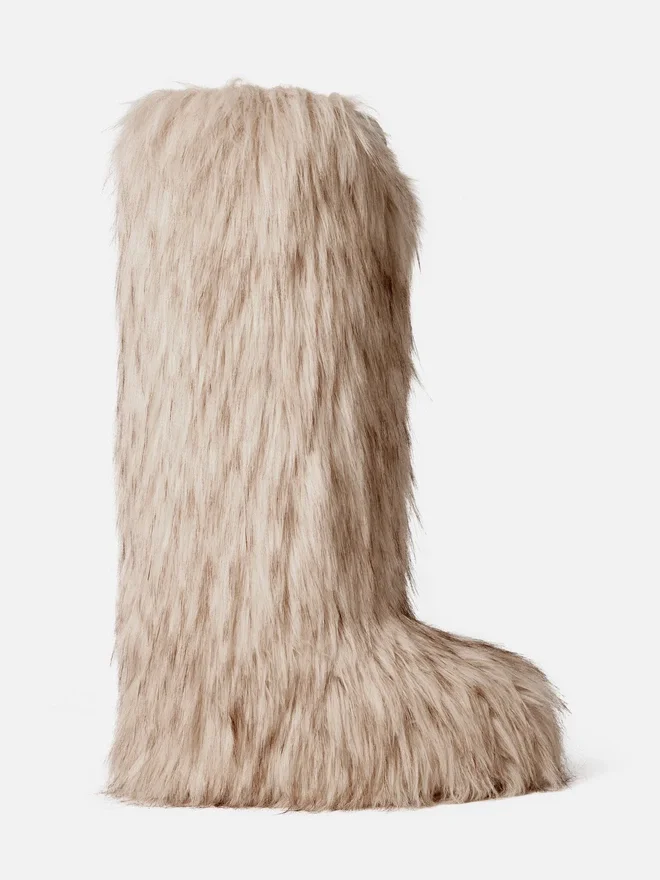 The Jacquemus Yeti Moon Boot High faux fur boots – in collaboration with Moon Boot The Jacquemus Yeti Moon Boot High faux fur boots – in collaboration with Moon Boot