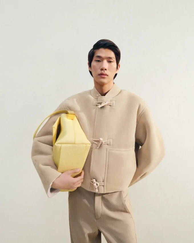 The large Rond Carré Large folded shoulder-bag The large Rond Carré Large folded shoulder-bag