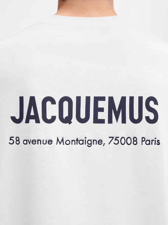 The Montaigne address t-shirt Short-sleeved t-shirt with logo and address – sold exclusively online and in our Paris store The Montaigne address t-shirt Short-sleeved t-shirt with logo and address – sold exclusively online and in our Paris store