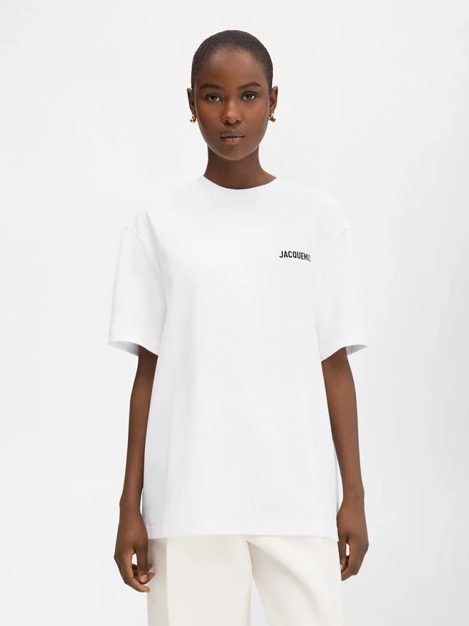 The Montaigne address t-shirt Short-sleeved t-shirt with logo and address – sold exclusively online and in our Paris store The Montaigne address t-shirt Short-sleeved t-shirt with logo and address – sold exclusively online and in our Paris store