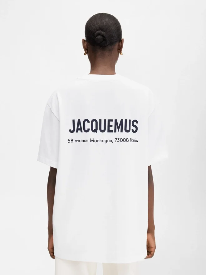 The Montaigne address t-shirt Short-sleeved t-shirt with logo and address – sold exclusively online and in our Paris store The Montaigne address t-shirt Short-sleeved t-shirt with logo and address – sold exclusively online and in our Paris store