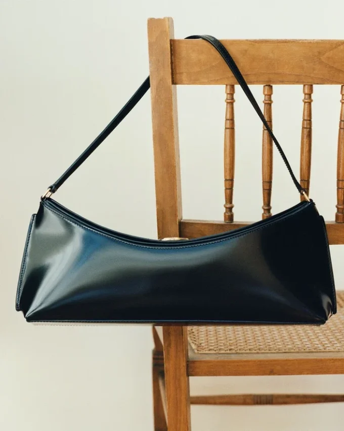 The Ovalo clutch Folded shoulder bag The Ovalo clutch Folded shoulder bag