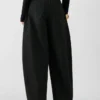 The Ovalo de-Nîmes denim pants High-waisted curved jeans The Ovalo de-Nîmes denim pants High-waisted curved jeans