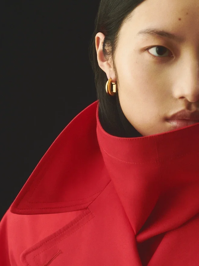 The Rond Carré earrings Asymmetric mini hoop earrings The Rond Carré earrings Asymmetric mini hoop earrings
